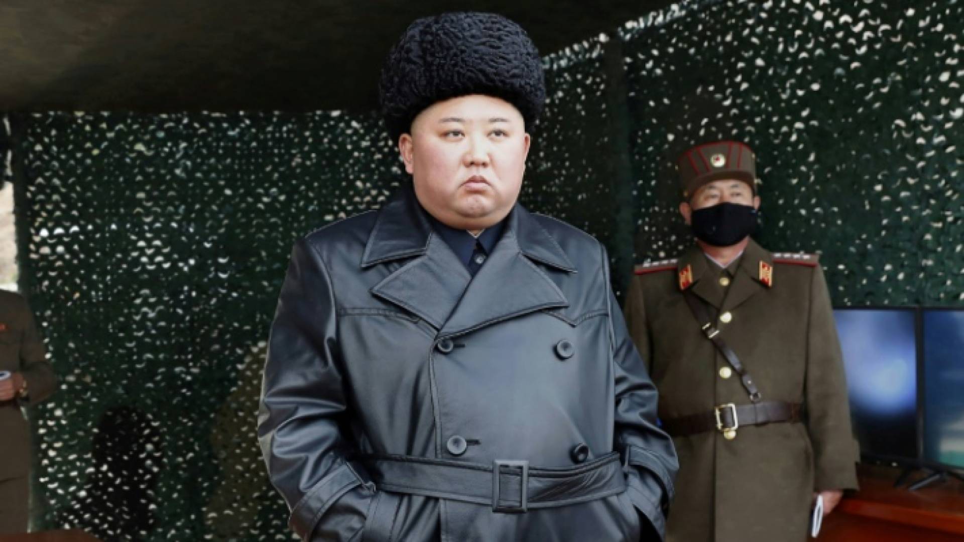 الزعيم الكوري الشمالي كيم جونغ أون مشرفا على تجربة عسكرية