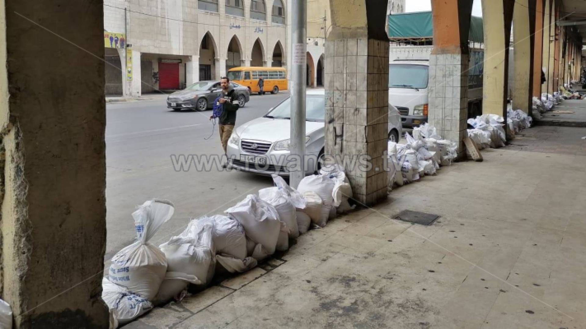 اجراءات احترازية لمواجهة المنخفض الجوي في شارع قريش بوسط البلد