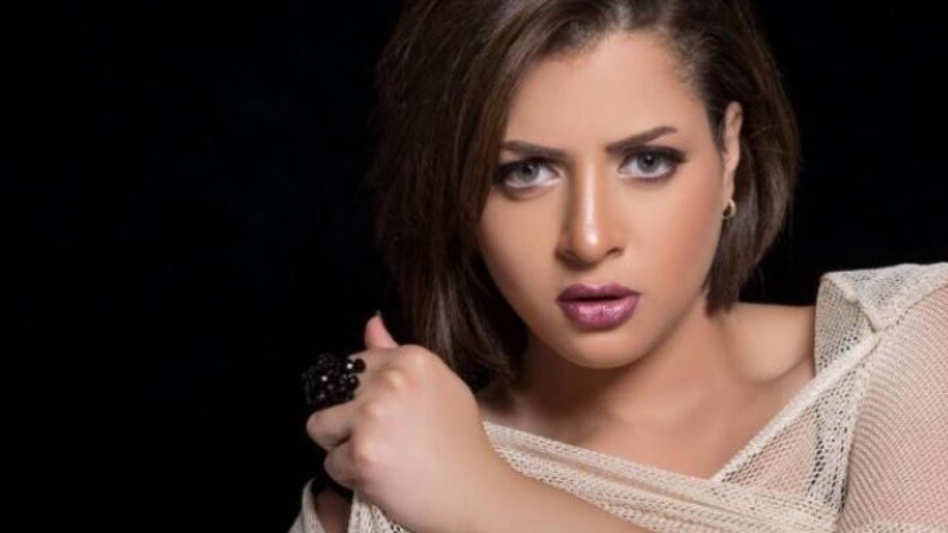 الفنانة منى فاروق