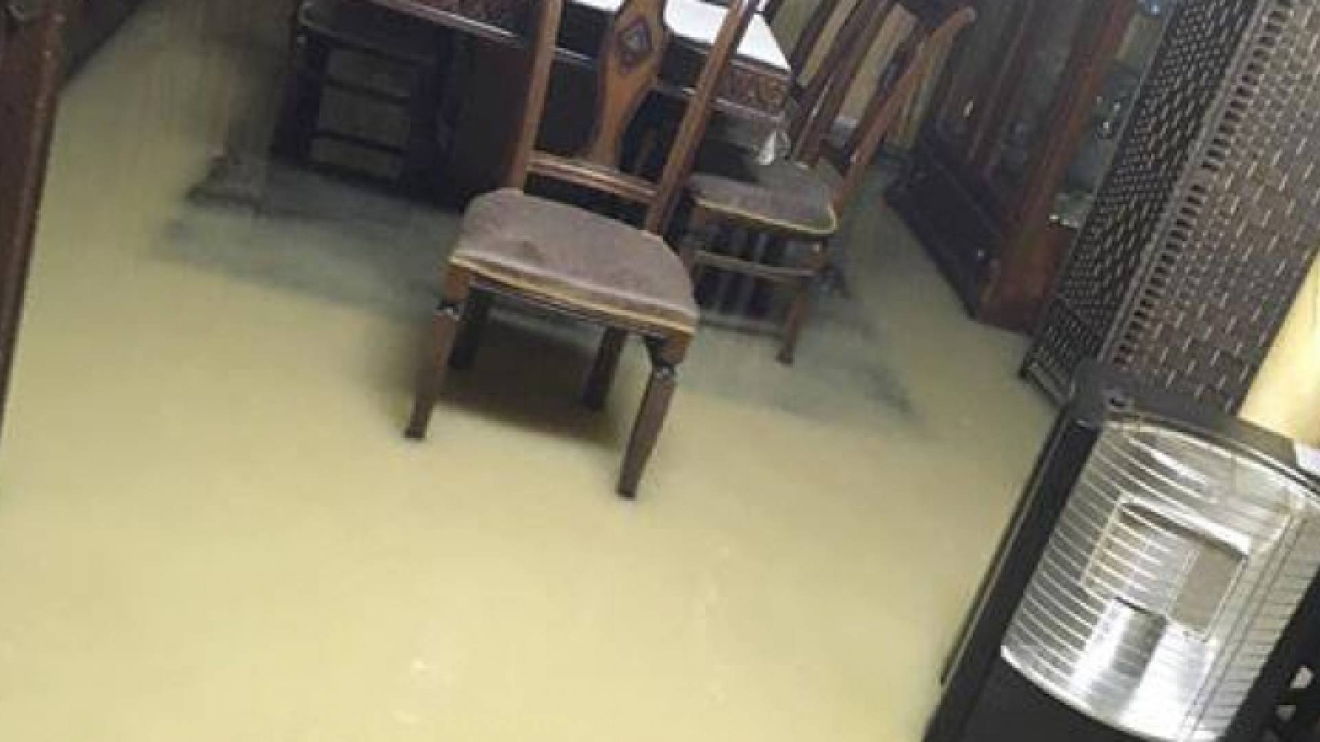 مياه الأمطار تداهم منزلا في الزرقاء