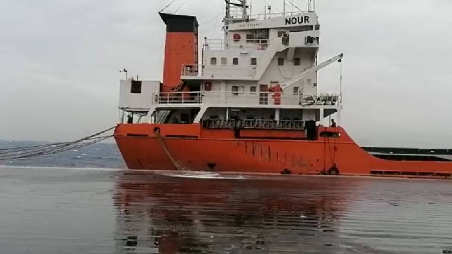 اخراج السفن من منطقة المرسى الى عرض البحر بسبب ارتفاع الامواج في بحر العقبة