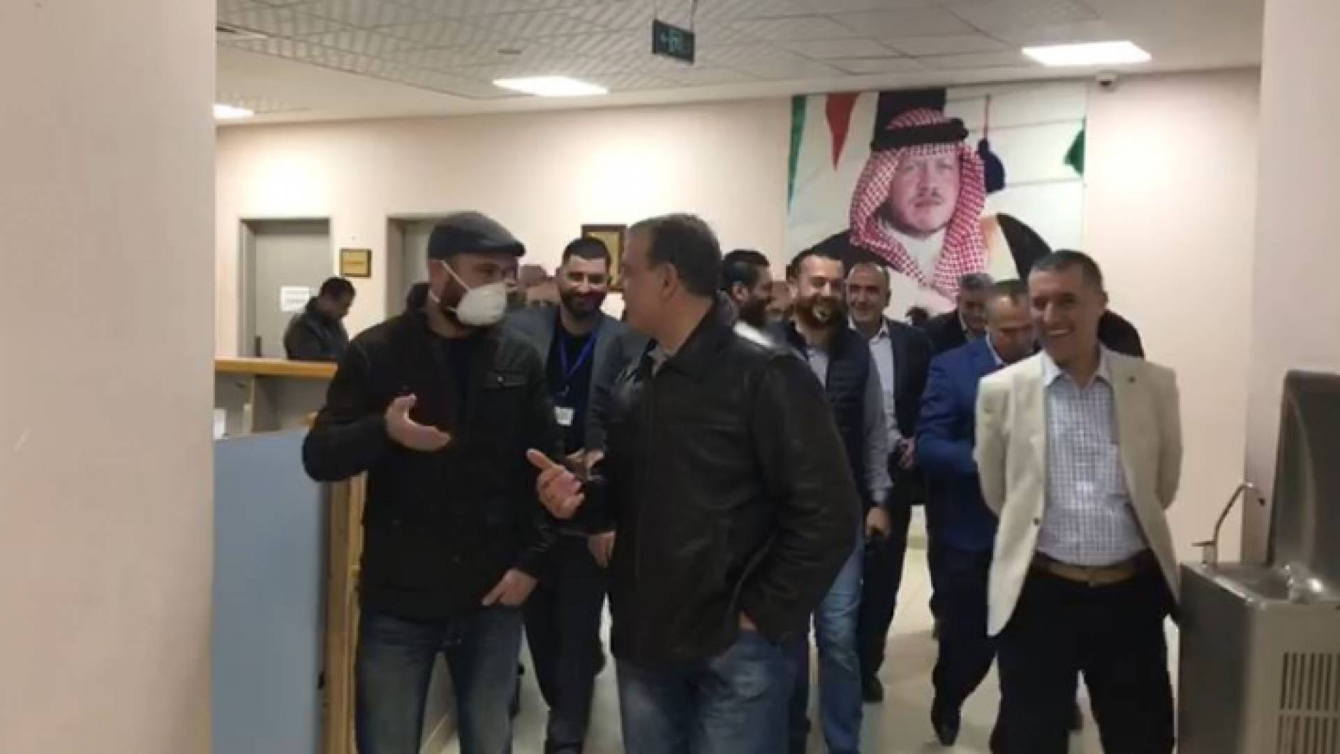 الشاب الحياري برفقة وزير الصحة لحظة خروجه من العزل الصحي