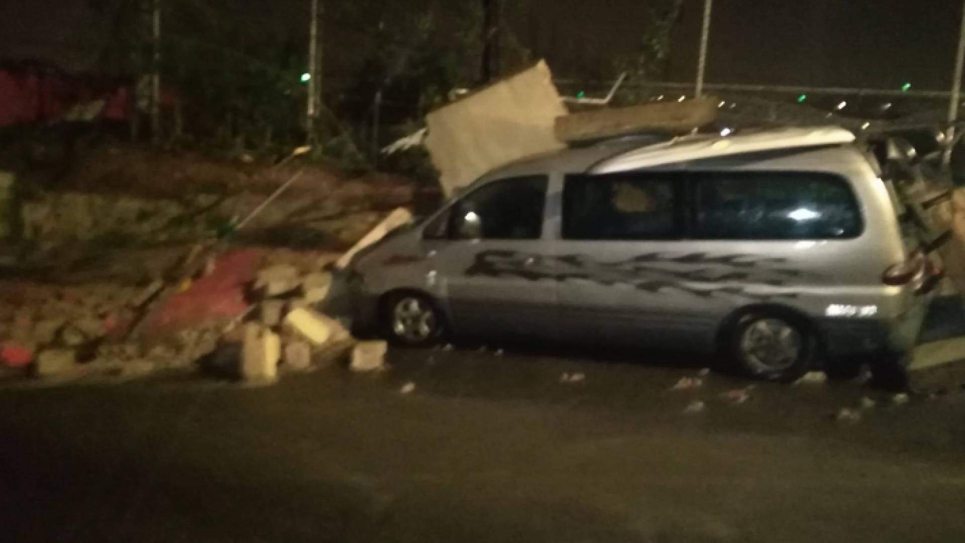 انهيار سور نادي رياضي على مركبات في عمان