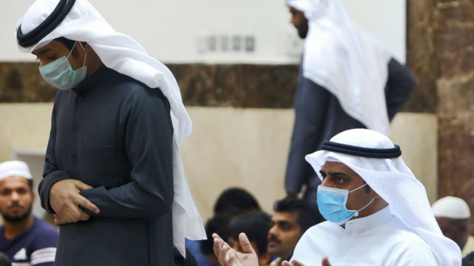 الكويت توقف صلاة الجمعة والجماعة في المساجد