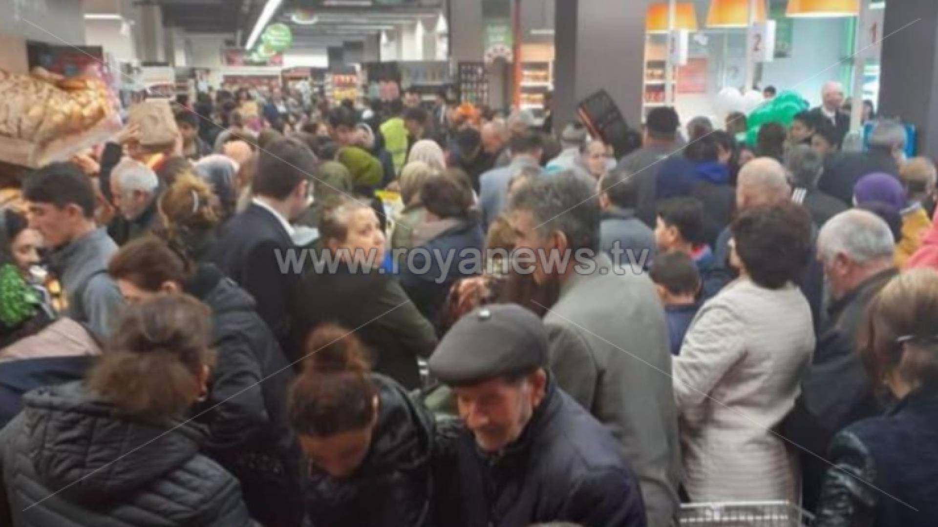 الأردنيون يتهافتون على الأسواق عقب القرارات الحكومية للتعامل مع كورونا