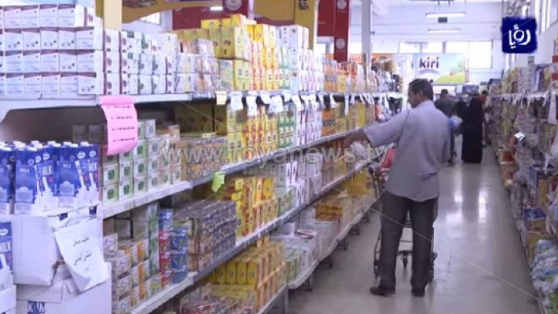 نقيب تجار المواد الغذائية يدعو الى عدم التهافت على شرائها أو اللجوء إلى تخزينها