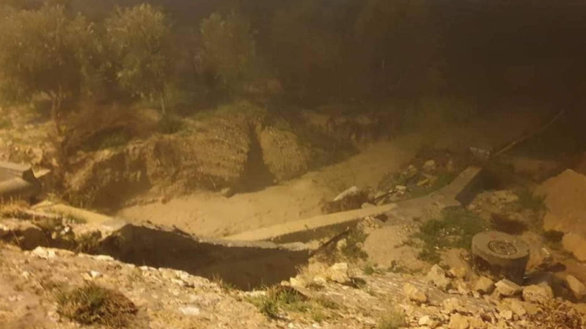 مياه الأمطار تتسبب بانهيارات وانجرافات في وادي موسى