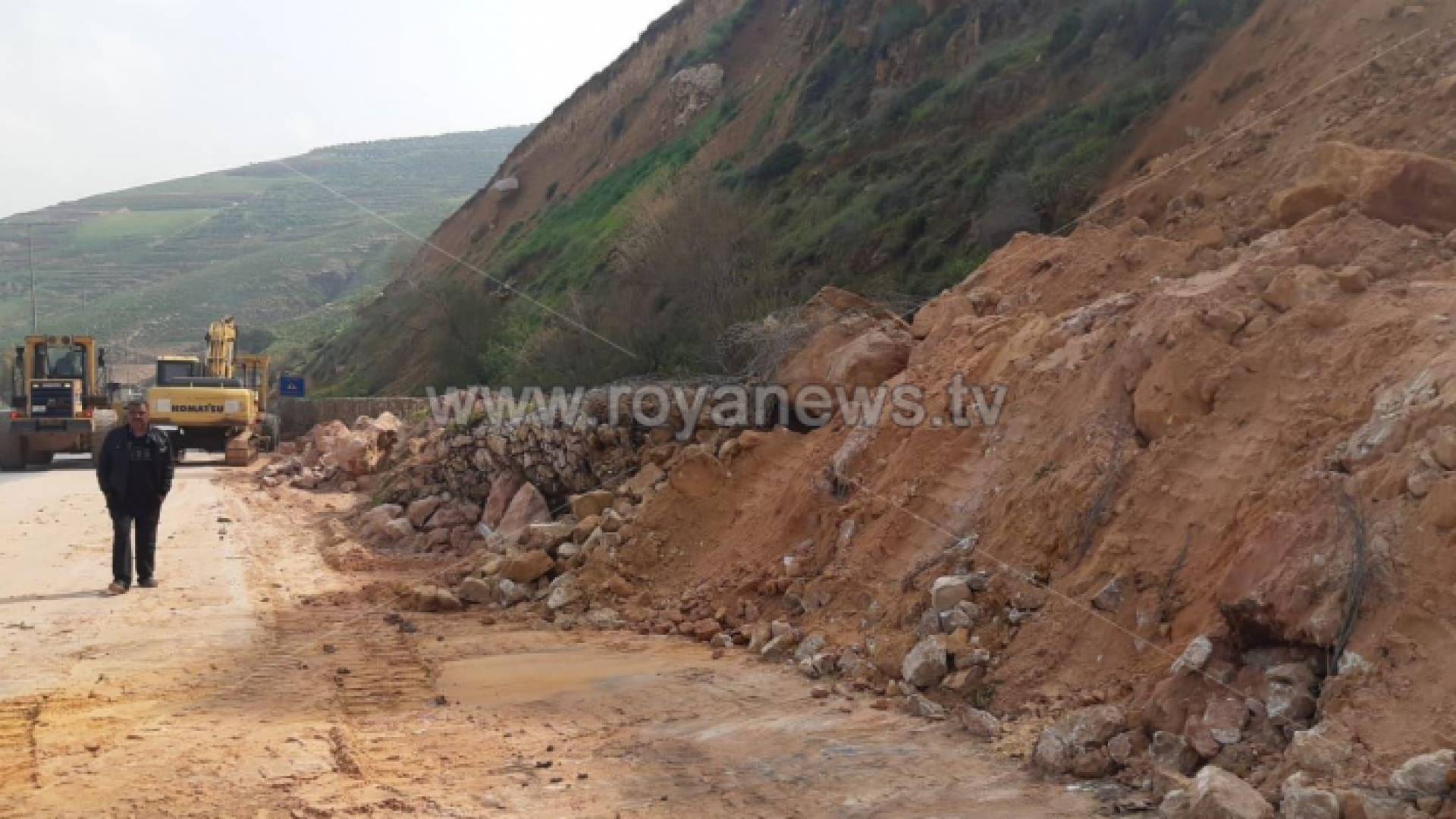 انهيار صخري يتسبب بإعاقة حركة المرور على طريق عمان جرش