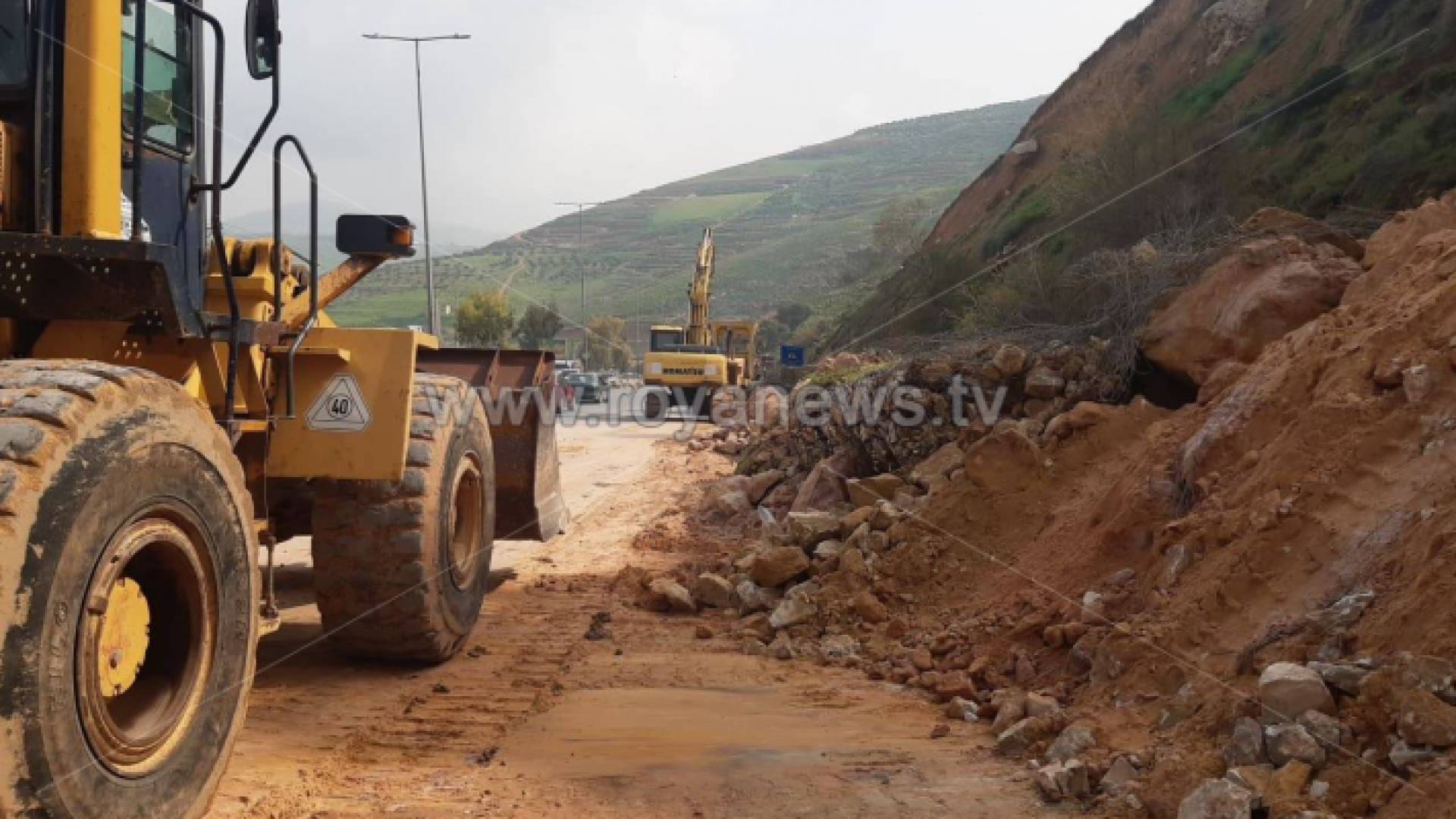 انهيار صخري يتسبب بإعاقة حركة المرور على طريق عمان جرش