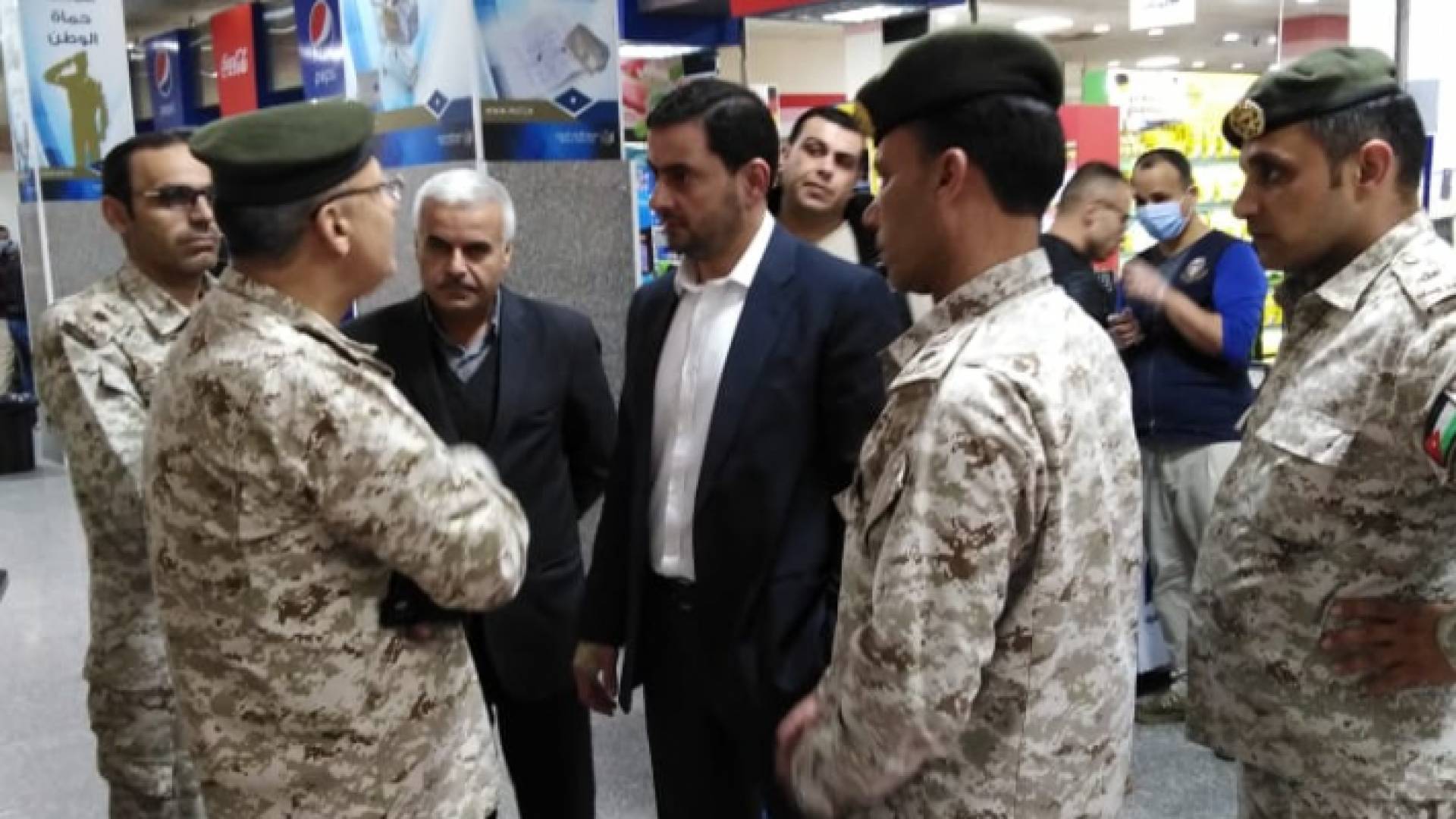 الحموري خلال جولة على عدد من الأسواق.. السلع متوفرة وأسعارها مستقرة