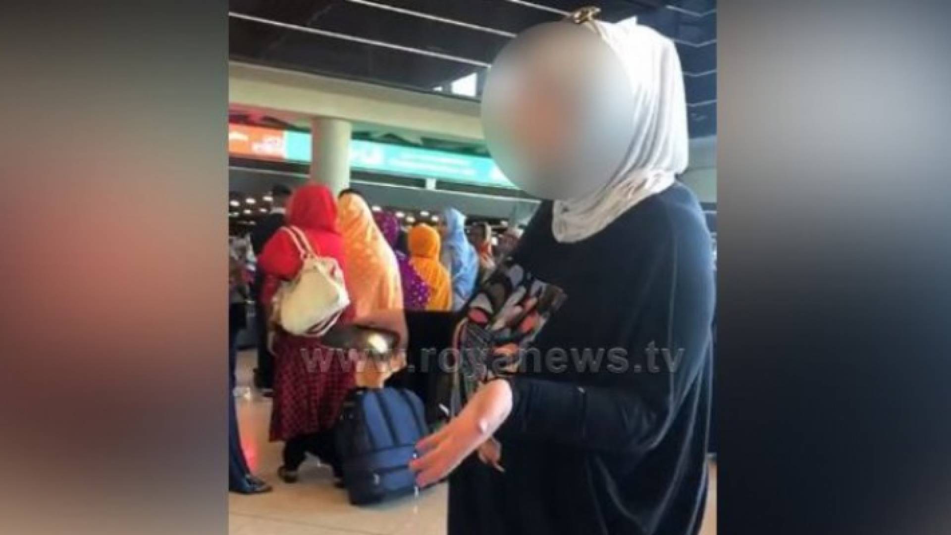 الفتاة تفاجئت باجراءات المطار