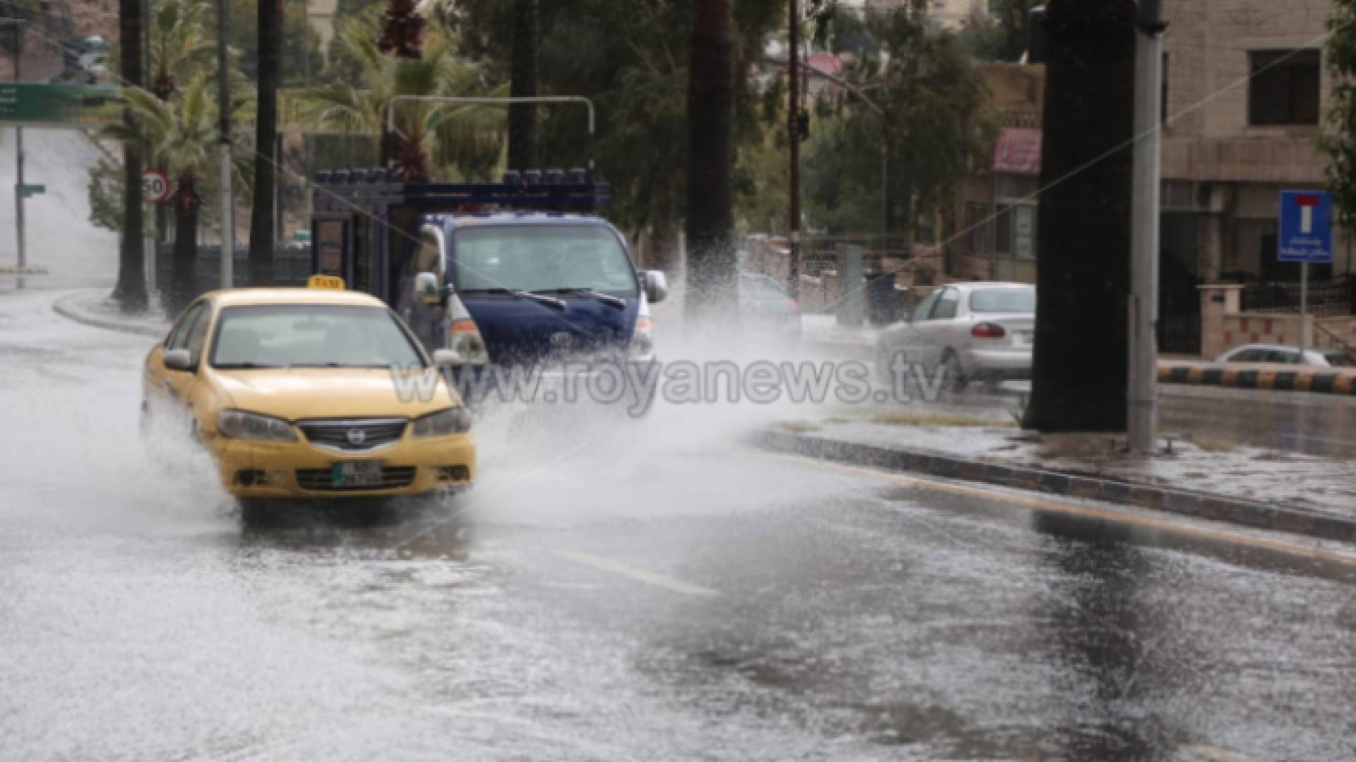 تهطل زخات من الأمطار في شمال ووسط المملكة