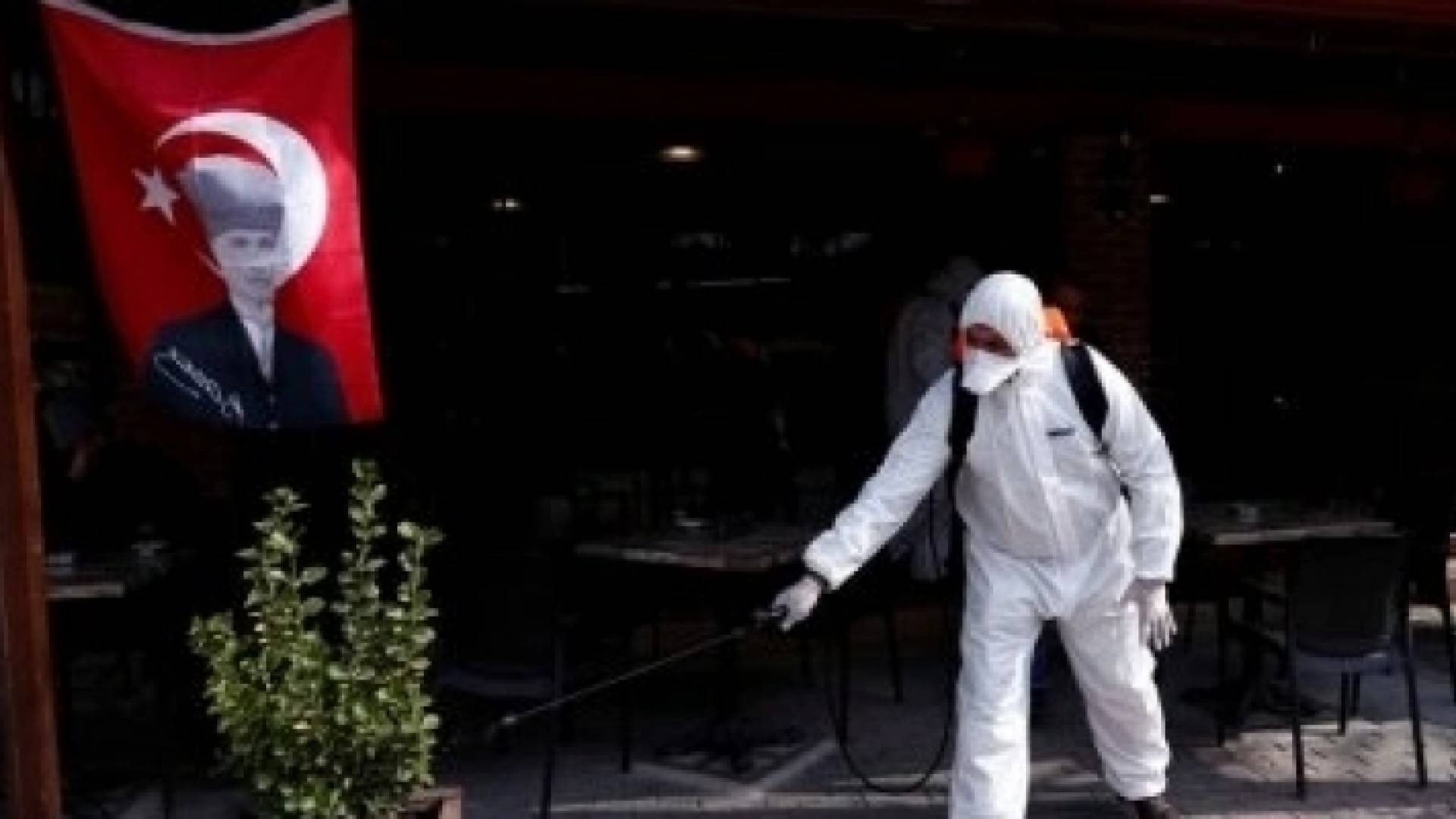 منع إقامة صلاة الجماعة في المساجد وإغلاق المسارح ودور السينما في تركيا