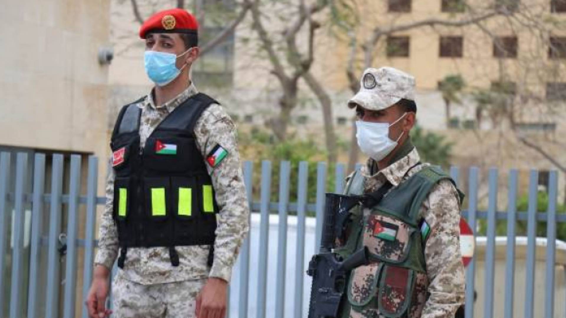 بدء انتشار القوات المسلحة على مداخل ومخارج محافظات المملكة