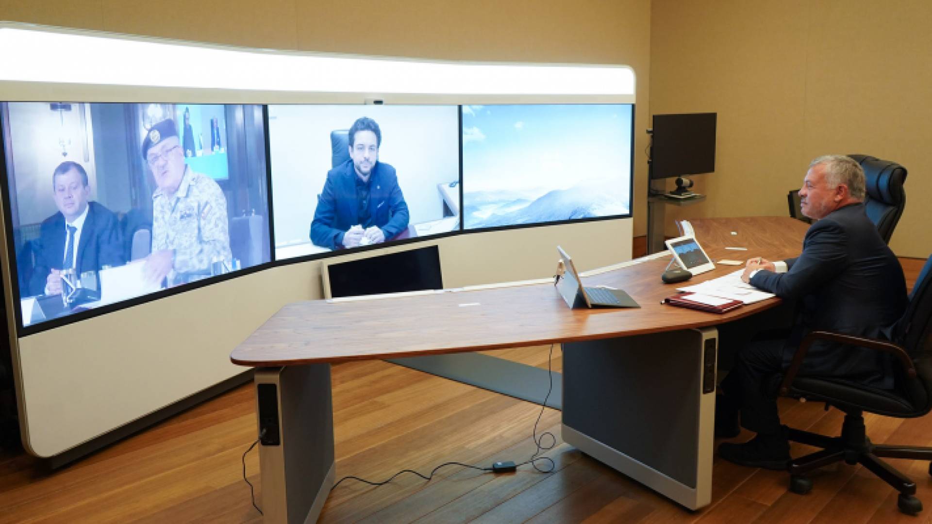 الملك يترأس اجتماعا عبر تقنية الاتصال المرئي