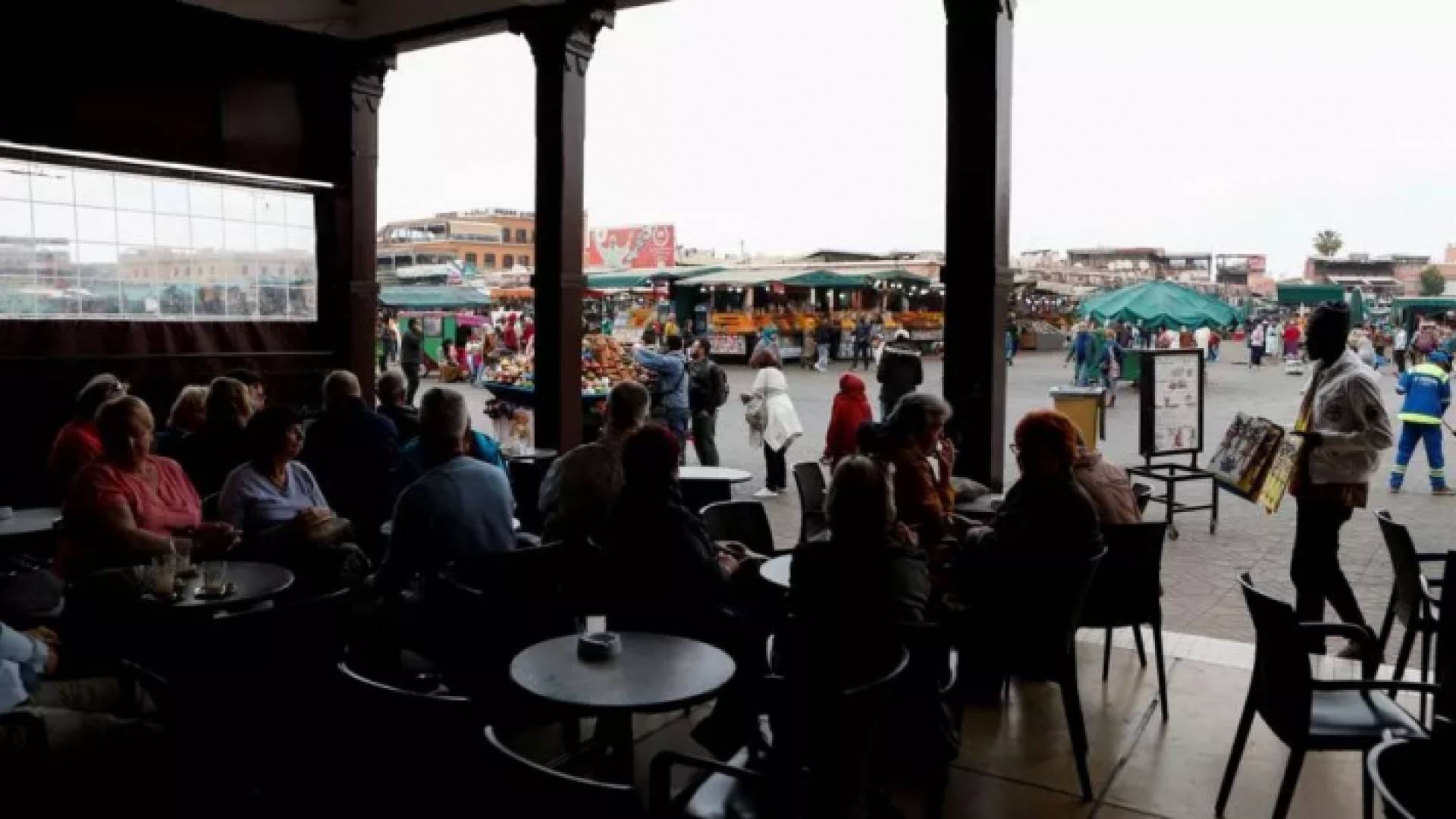 سياح يجلسون في مقهى بساحة جامع الفنا بمراكش