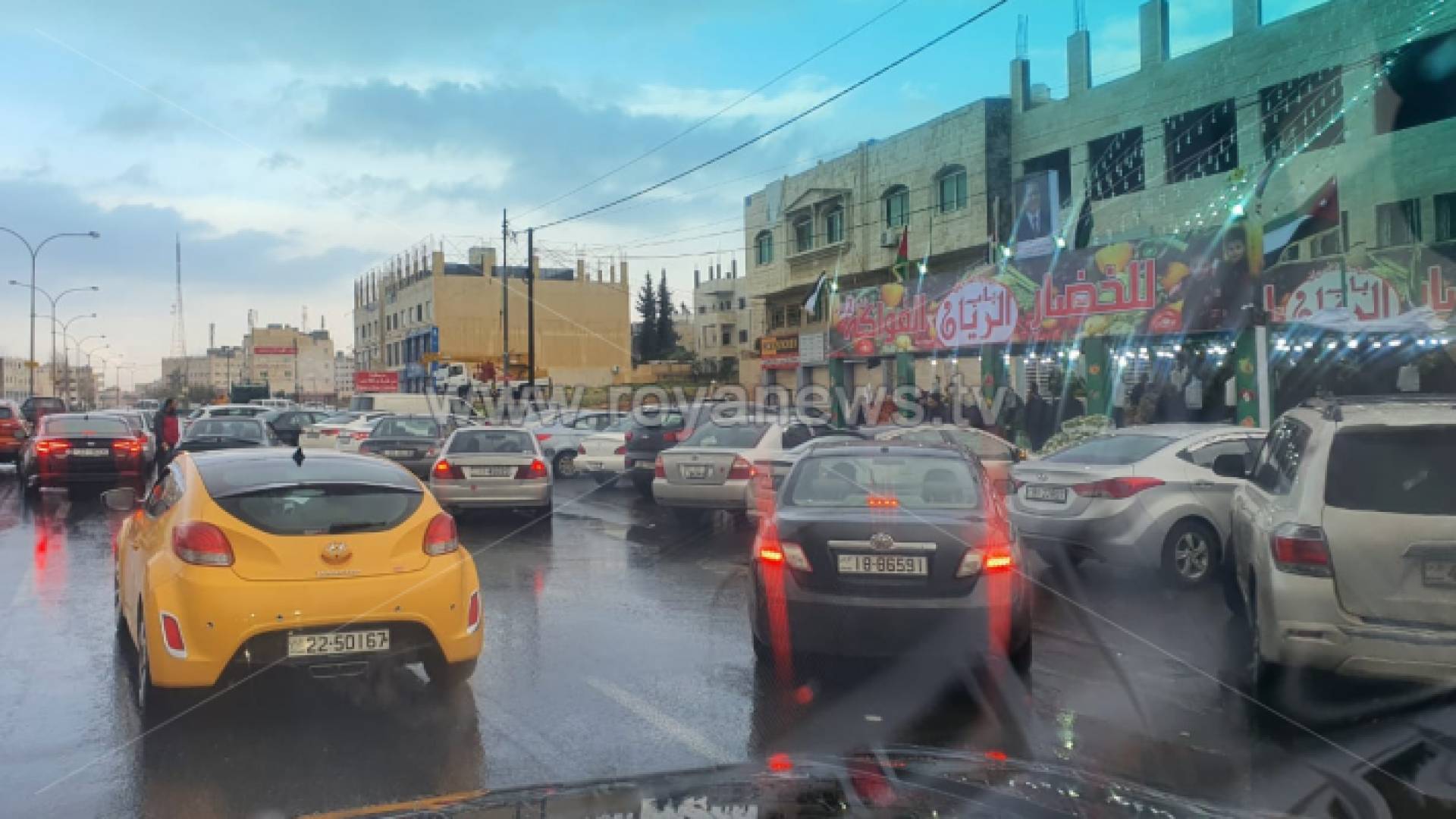 عقب إعلان حظر التجول أسواق الأردن تشهد اكتظاظا