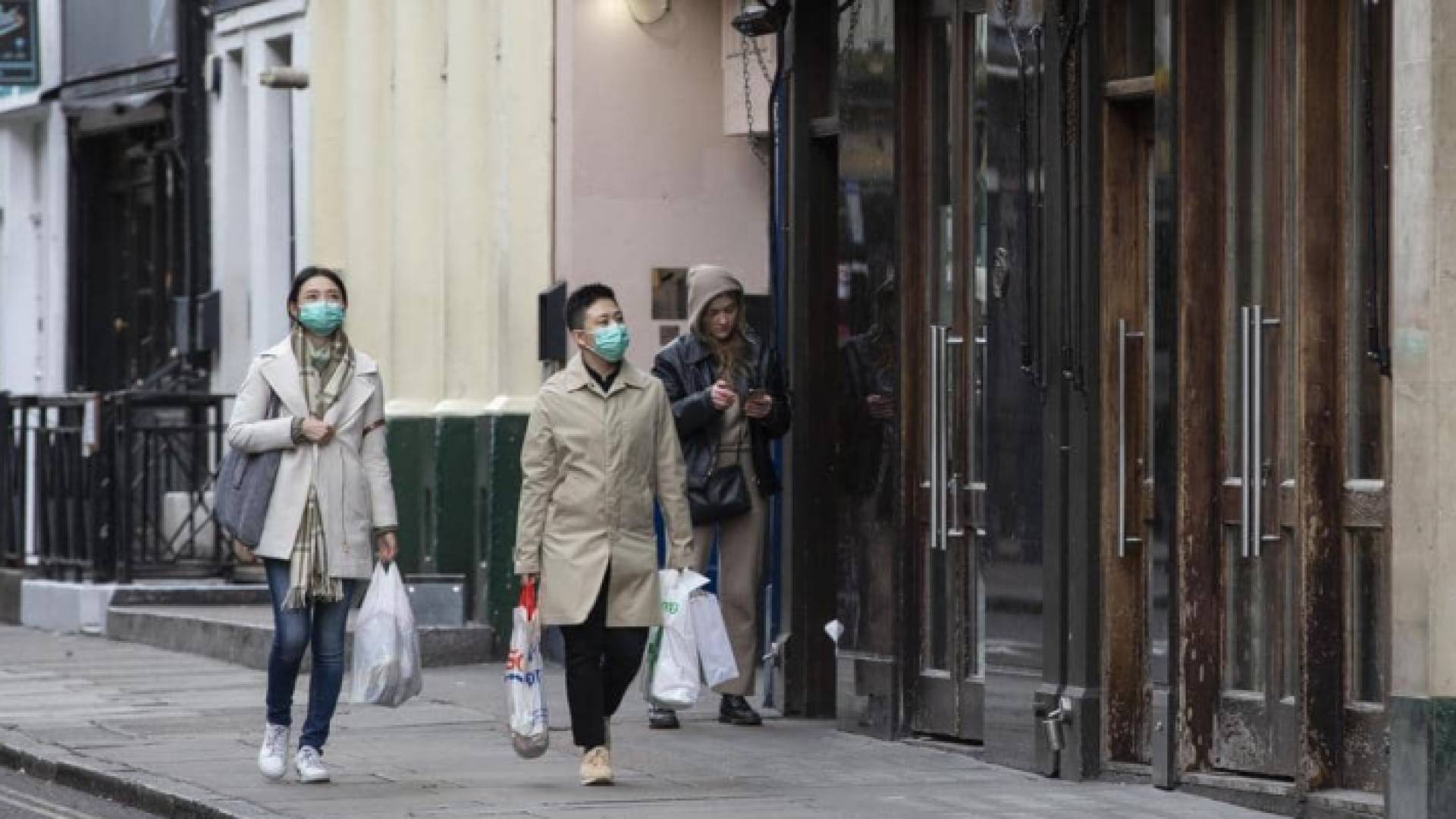 الآلاف في بريطانيا مصابون بفيروس كورونا المستجد