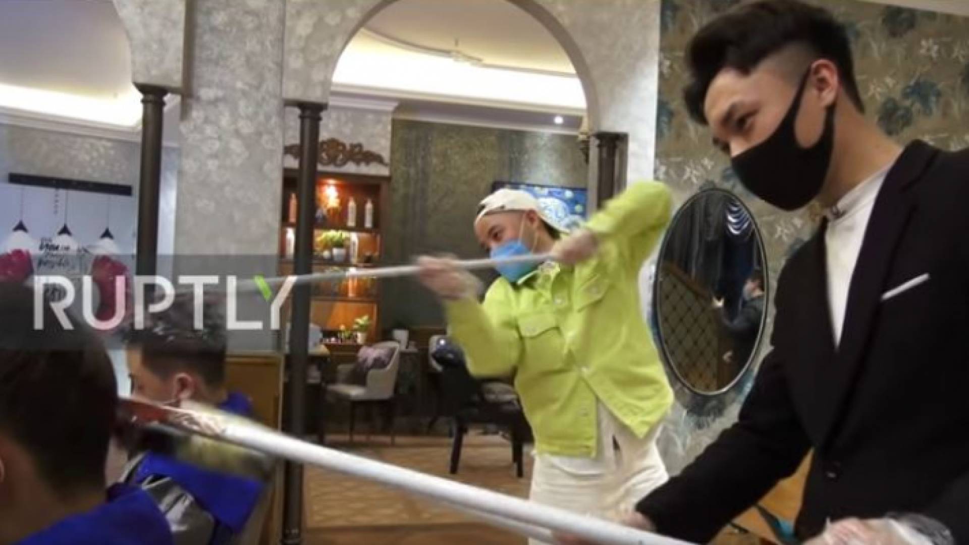 يلجأ كثيرون هذه الأيام إلى الحلاقة في بيوتهم تجنبا للعدوى من فيروس كورونا