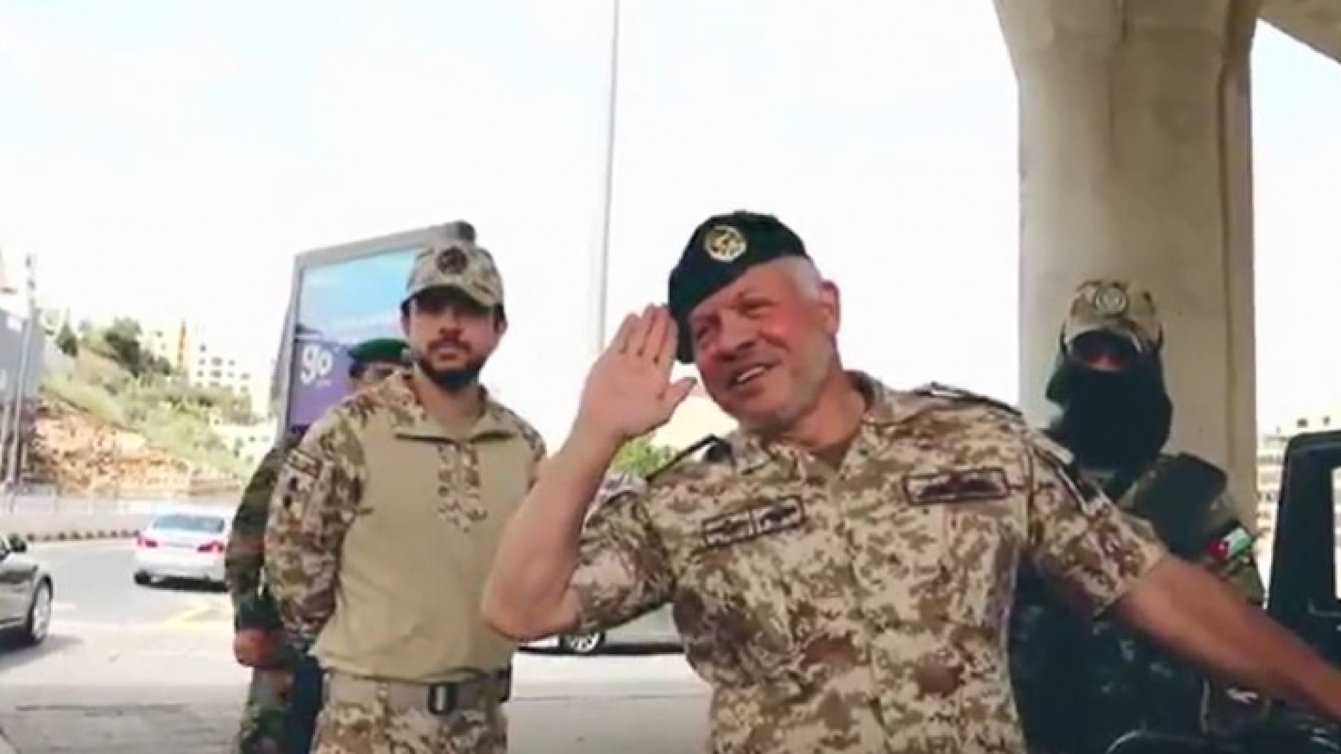 الملك يحيي نشامى الجيش والأجهزة الأمنية في الميدان ويثمن جهودهم