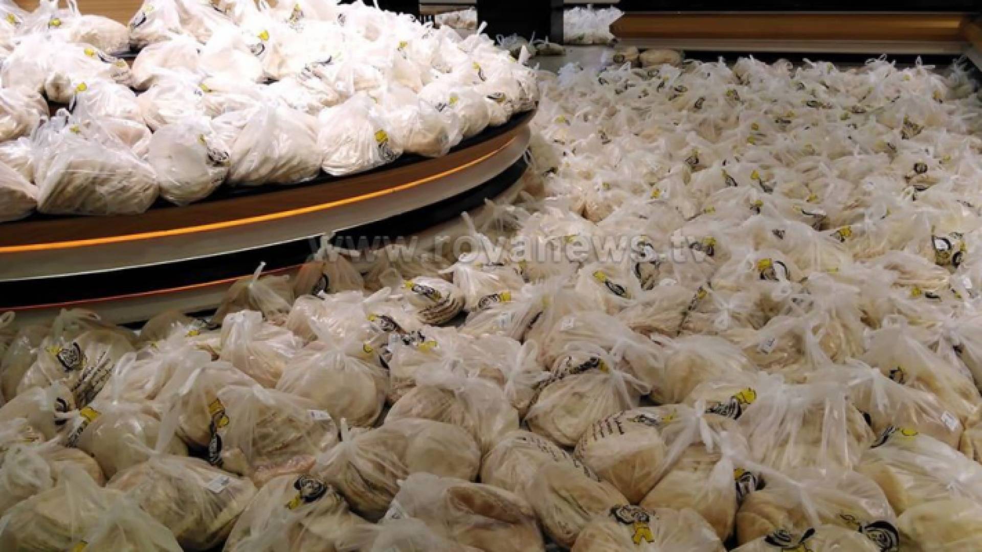 الحكومة: مادة الخبز ستوزع يوميا وبرنامج توزيع للمواد الغذائية الأخرى