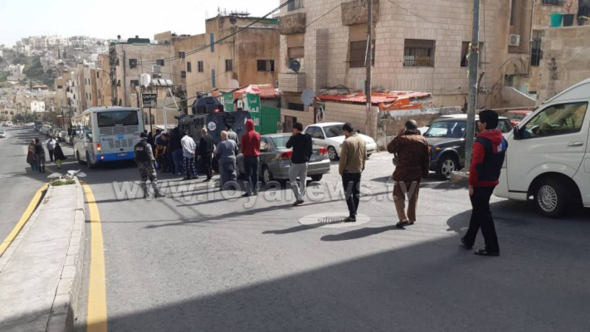 لمواطنين على طابور شراء الخبز من باص الأمانة