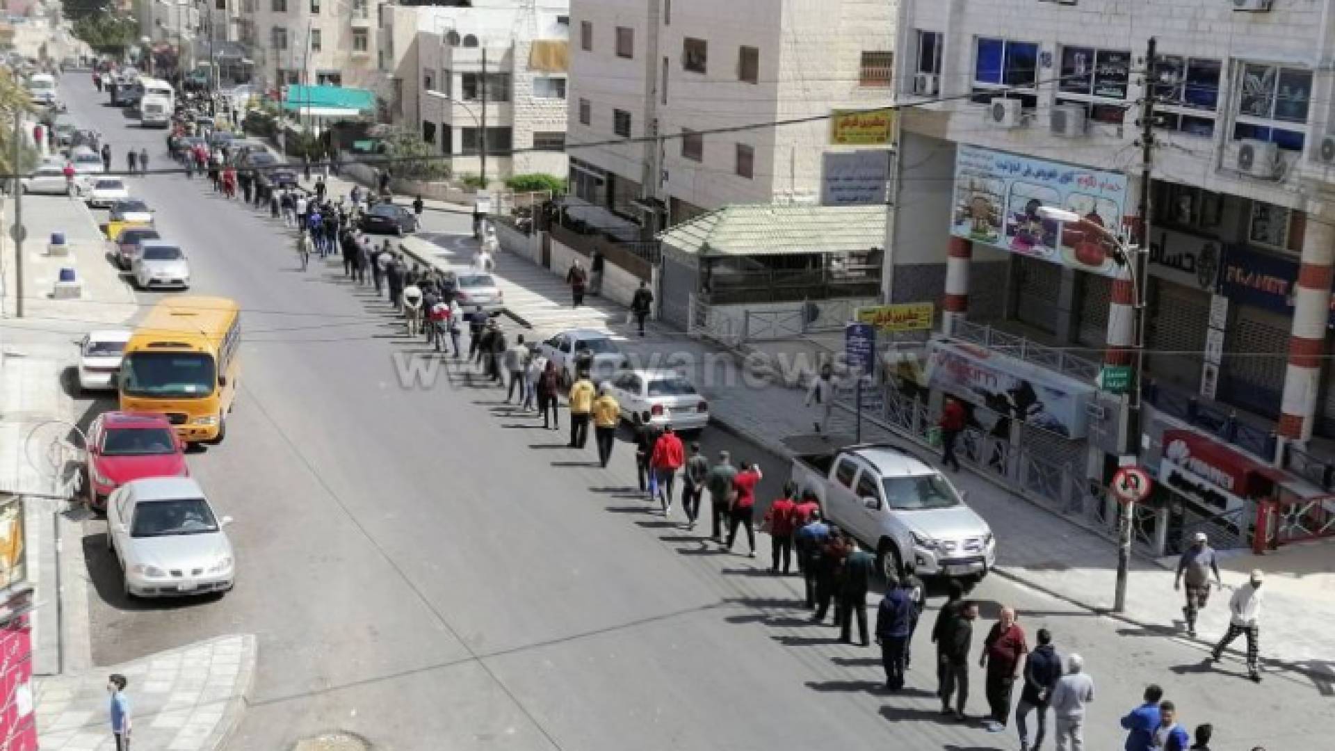 مواطنون ينتظرون دورهم لشراء الخبز