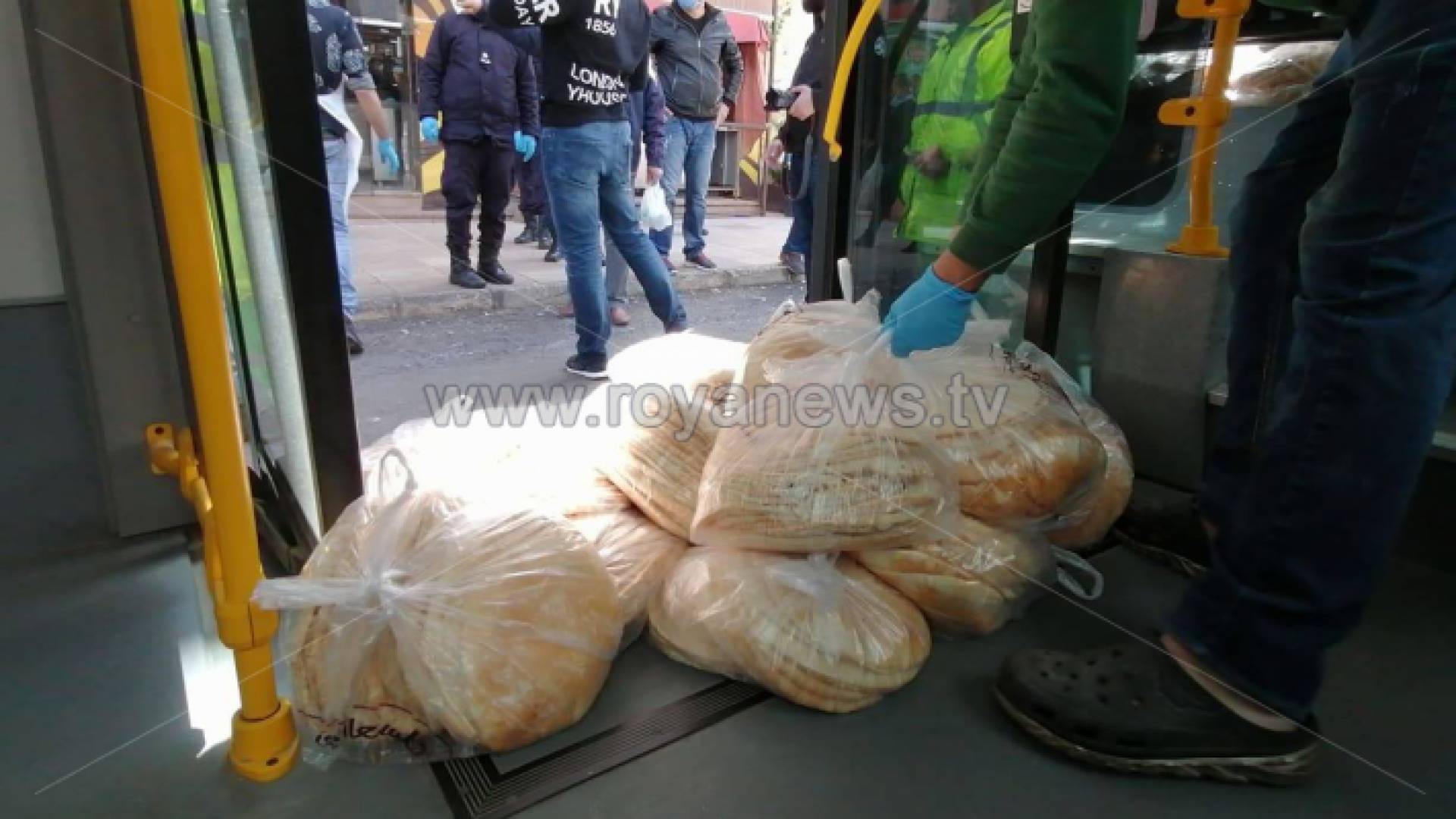 نواب: عملية توزيع الخبز في يومها الأول تحتاج إلى إعادة نظر