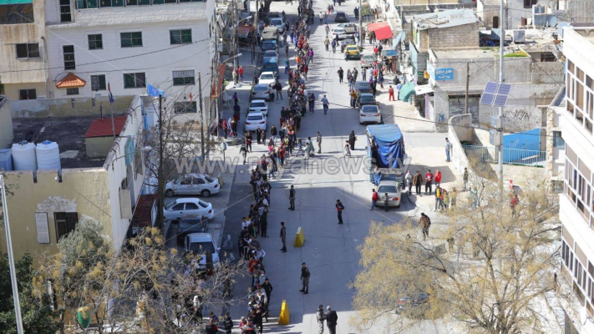 طوابير للحصول على الخبز في احدى مناطق عمان