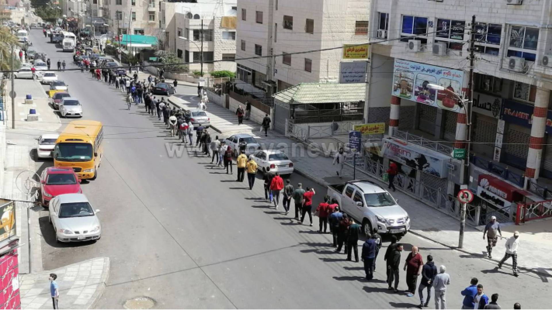 الحكومة: العمل جارٍ على حلِّ الصعوبات التي ظهرت خلال عملية توزيع الخبز