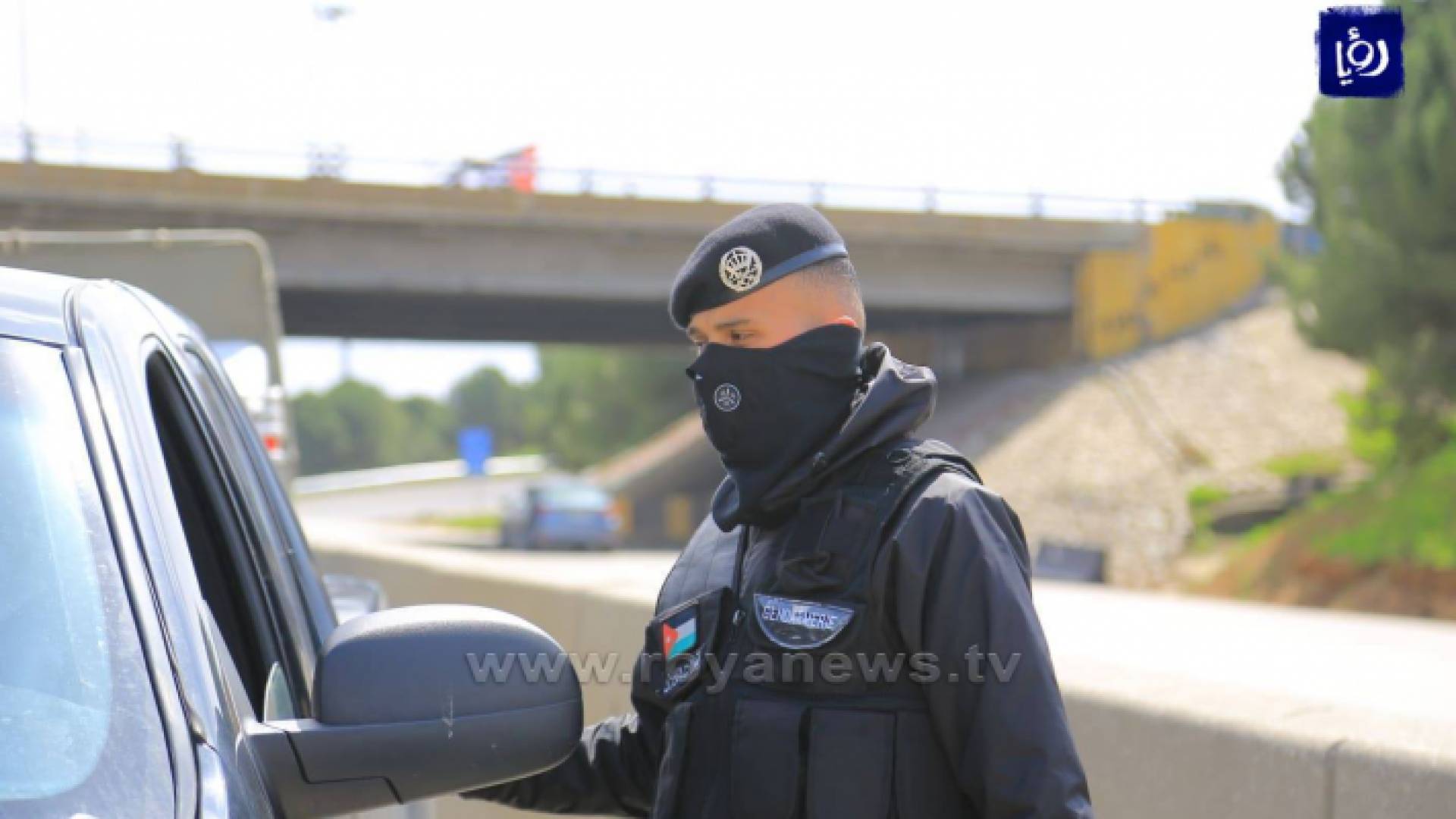 احد مرتبات الامن على نقطة اغلاق المطار