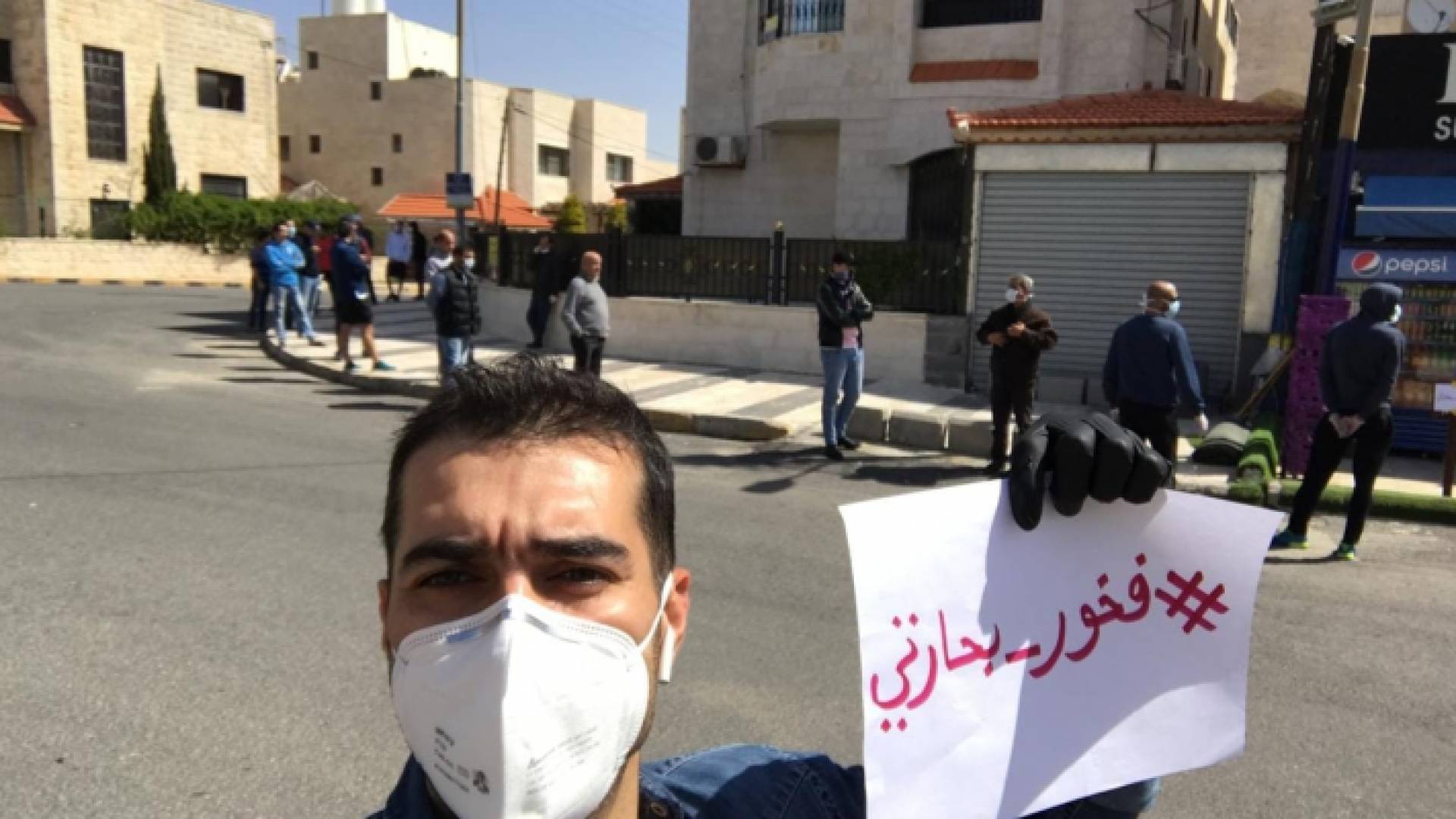 من امام احد البقالات