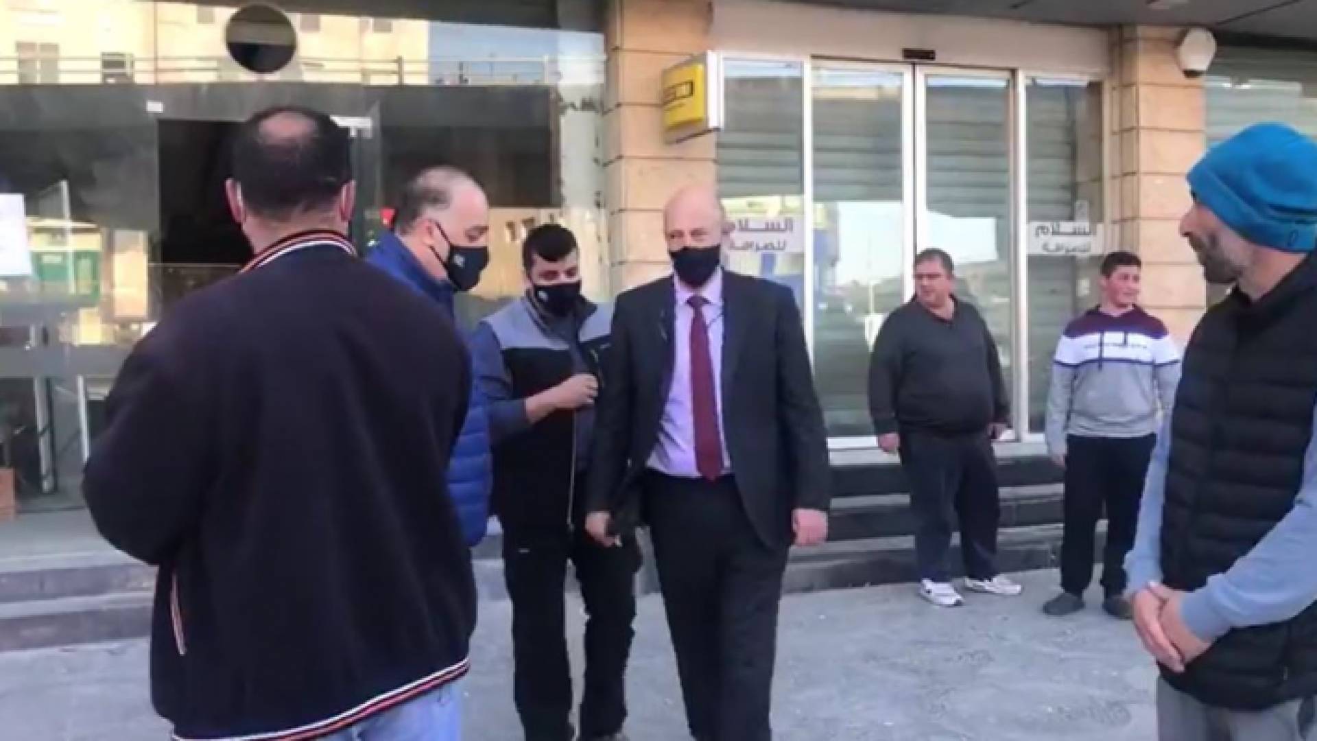 الرزاز يتجول في أحد الأسواق للتأكد من توفر احتياجات المواطنين والتزامهم بإجراءات السلامة الصحيّة