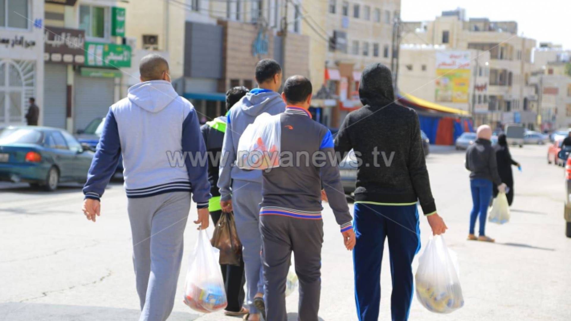 محلات التجزئة تفتح ابوابها امام المواطنين