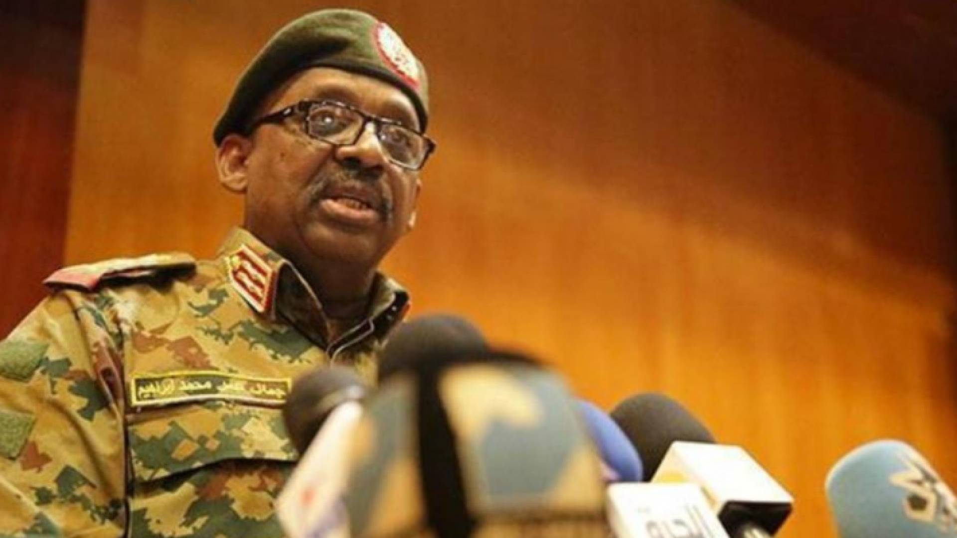 مال عمر وزير الدفاع السوداني