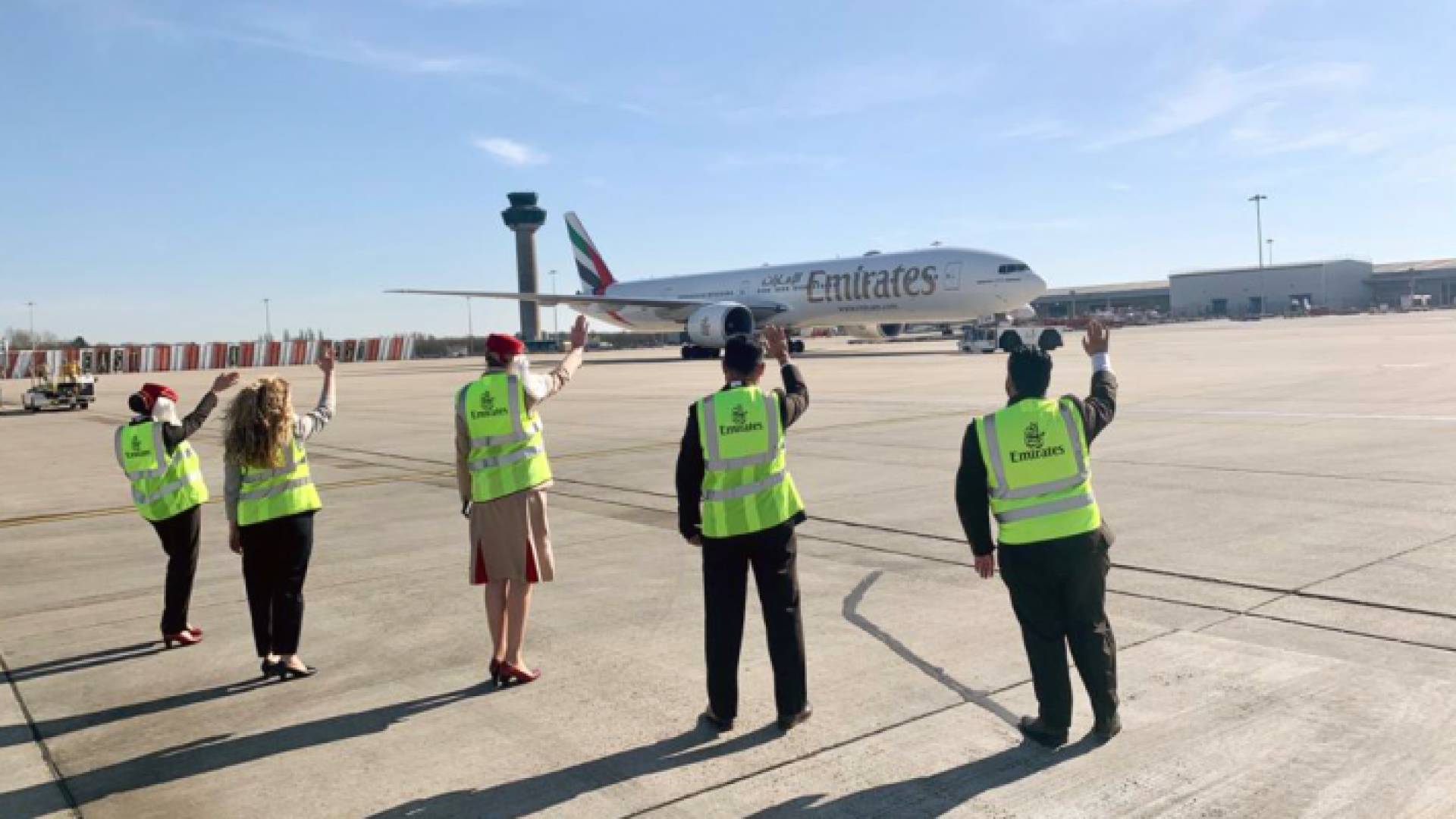 موظفو طيران الإمارات يلوحون للطائرات: إلى لقاء قريب!
