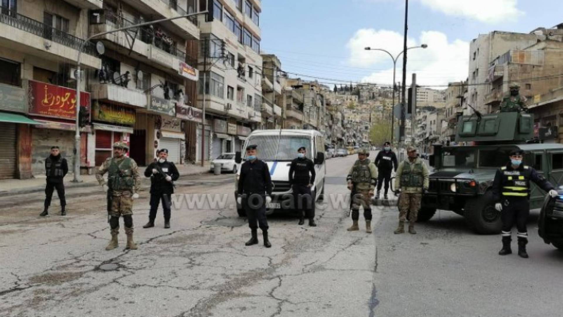 عناصر من الأمن بعد حظر التجول في الأردن