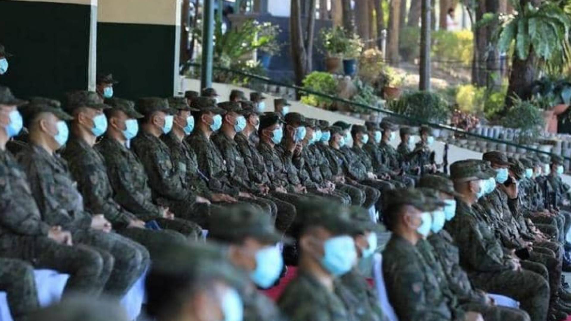 جنود بالجيش الفلبيني يرتدون كمامات لمواجهة كورونا