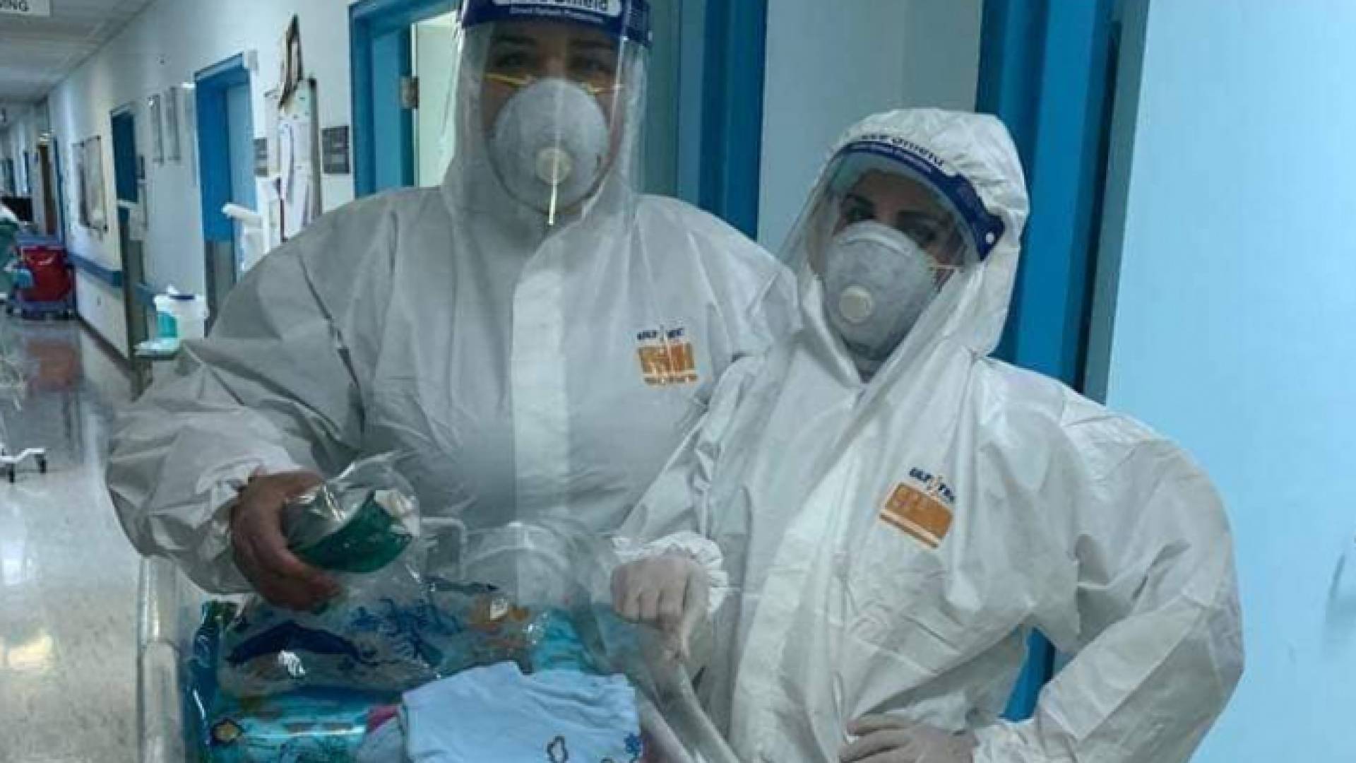 الطبيبة رفقة الطلفة المولودة