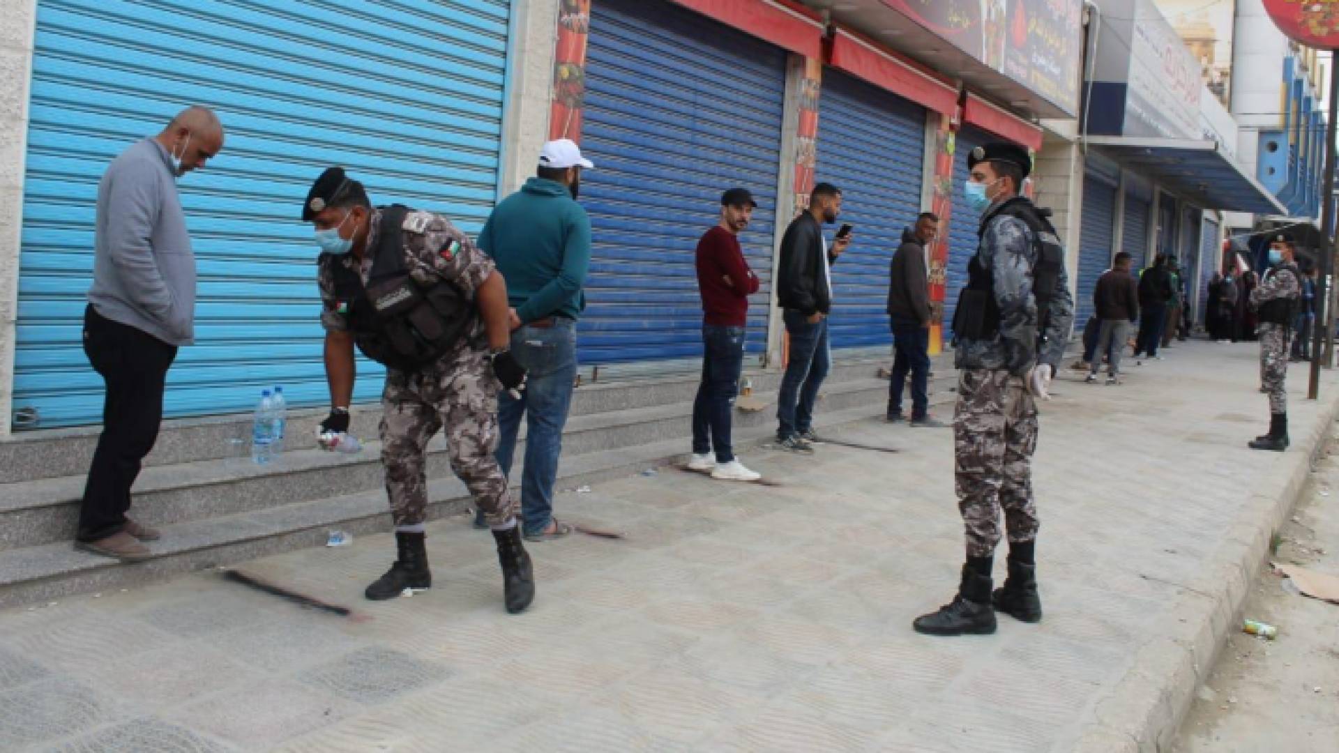 الأمن يطلق مبادرة "مسافة أمان " للمساهمة في تنظيم الدور أمام المحال