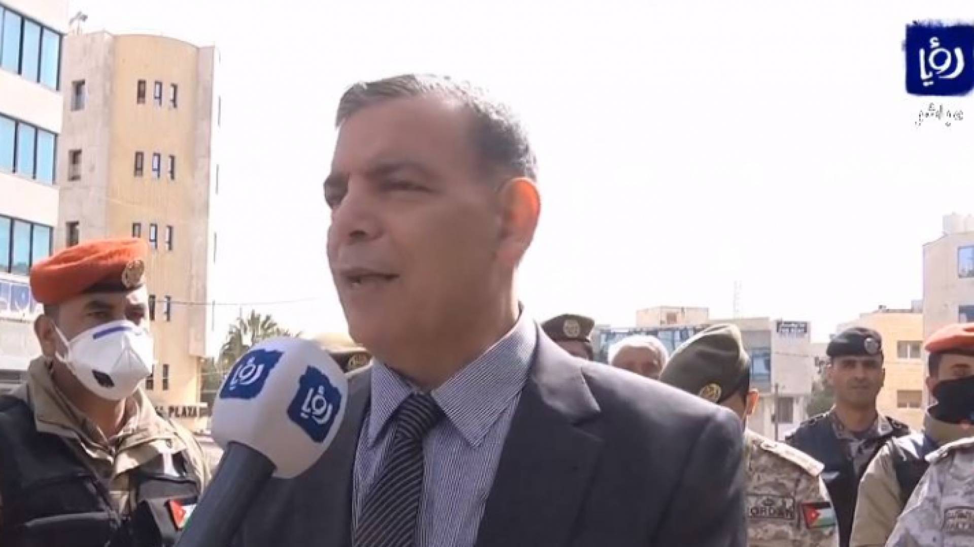 وزير الصحة من أمام أحد الفنادق بعمان