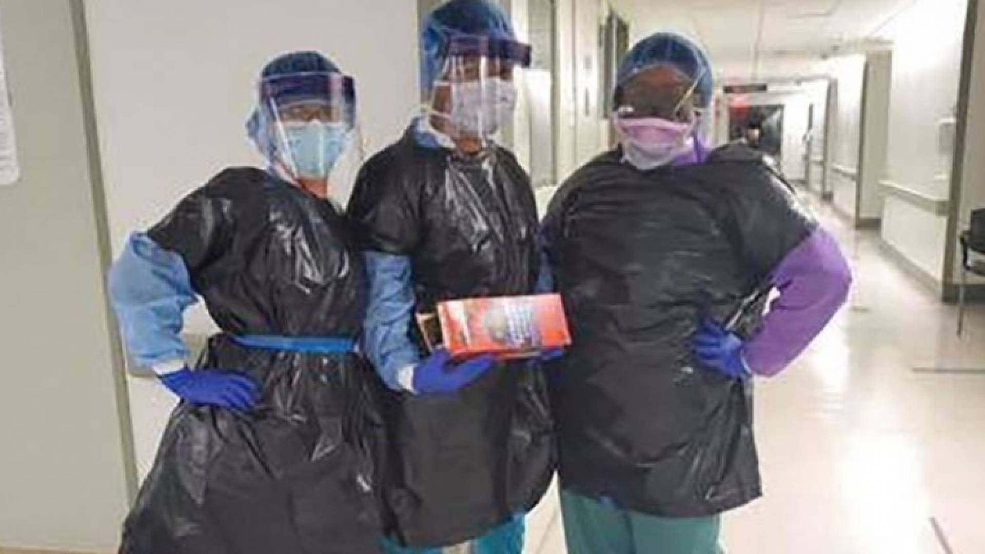 ممرضات في مستشفى يلبسن أكياس قمامة لنقص ملابس الوقاية الطبية
