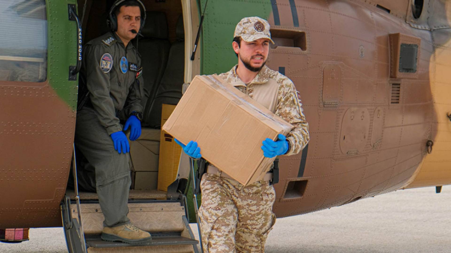 ولي العهد يشارك القوات المسلحة بتوزيع مساعدات عينية في إربد