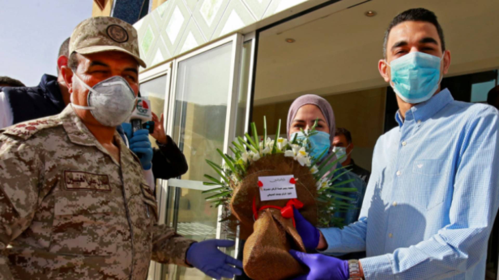 أثناء تسليم هدية ملكية للعريس