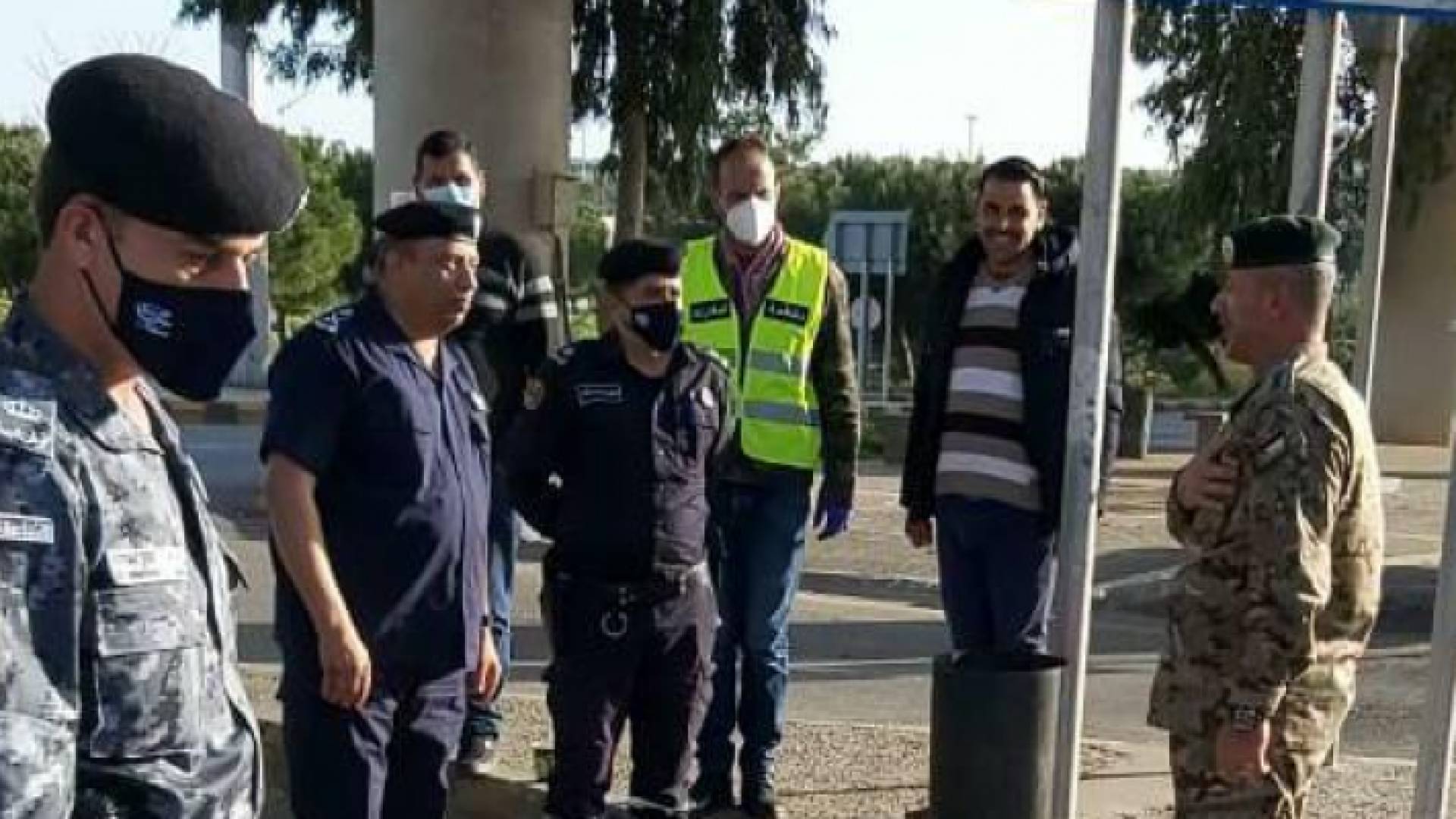 الحواتمة خلال تفقده لعدد من الدوريات ونقاط الغلق في العاصمة