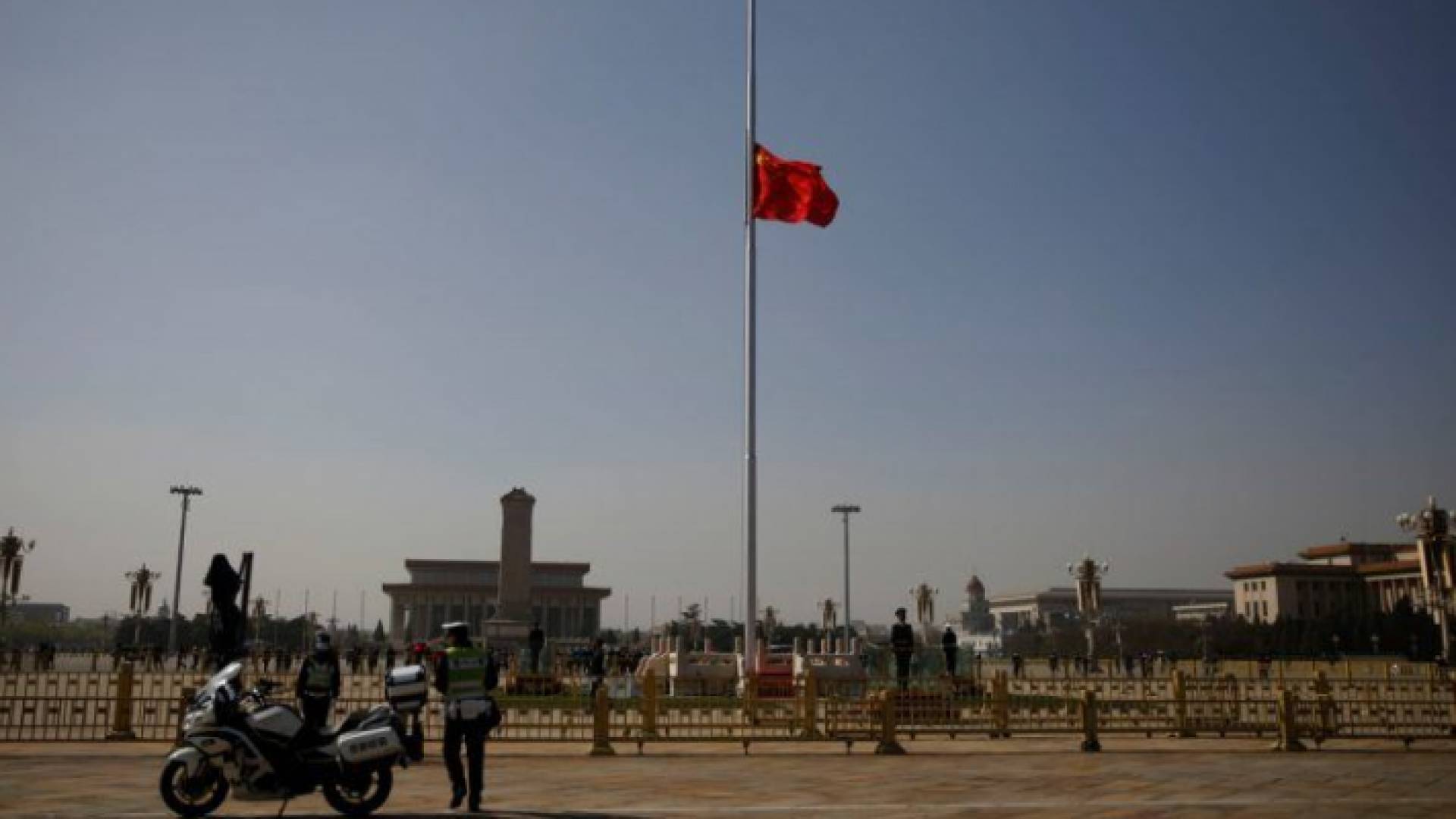 الصين تكرم ضحايا كورونا وتنكس الأعلام