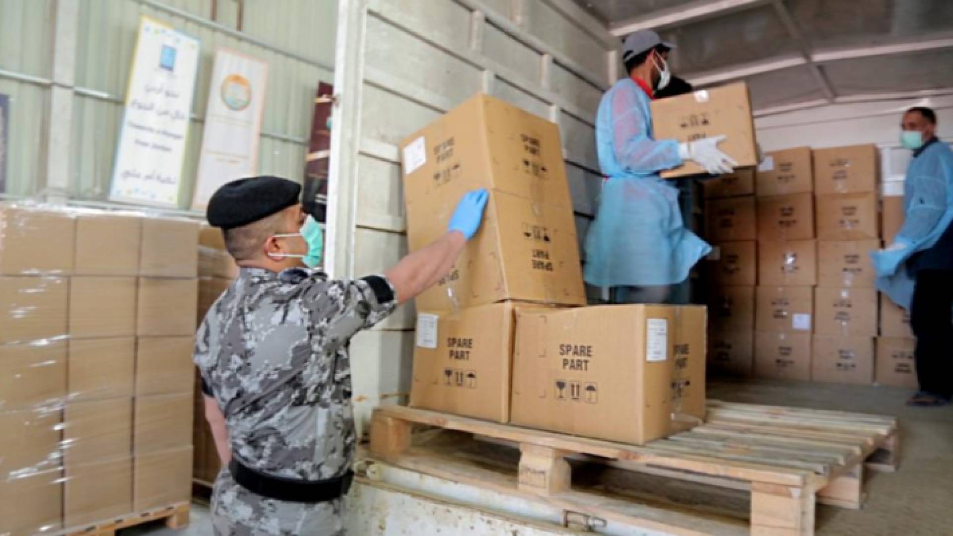 الرزاز يطلع على جهود فريق الحماية الاجتماعية بتوزيع الطرود الغذائية للأسر المحتاجة