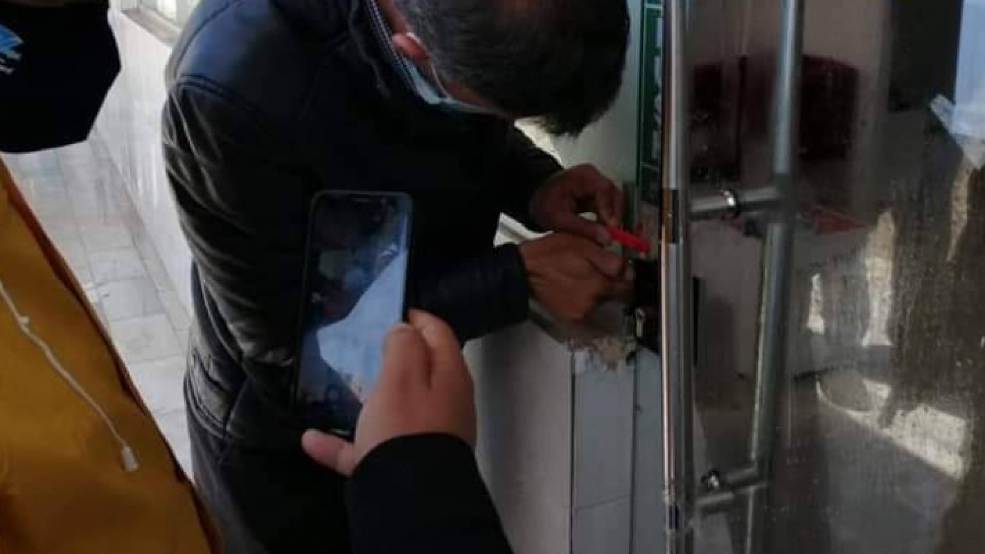 صور لإغلاق المركز الصحي الذي راجعه المتوفي السادس في السلط