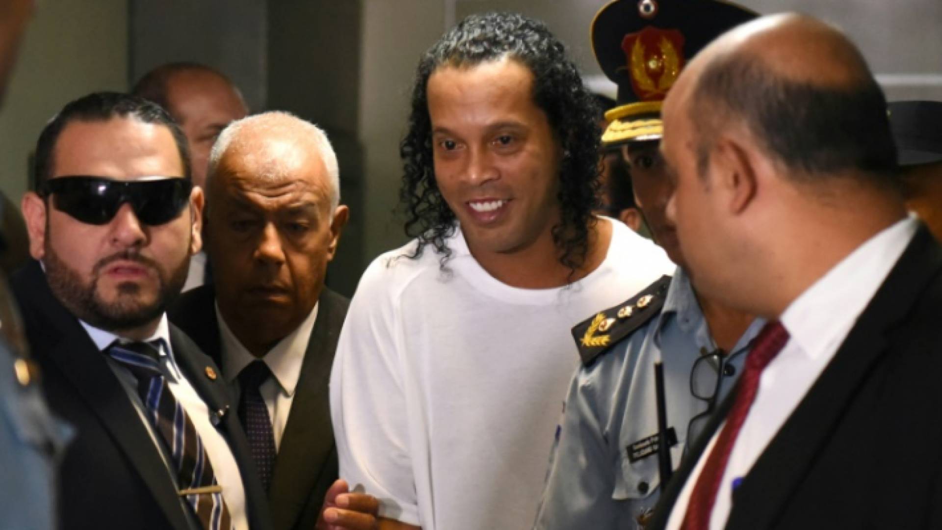 وضع رونالدينيو قيد الاقامة الجبرية في فندق بأسونسيون