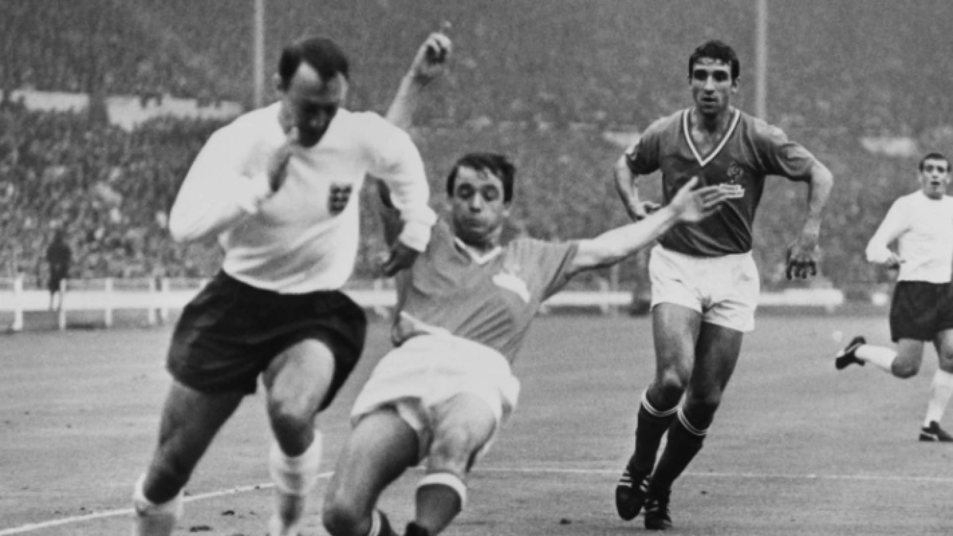 الهداف الإنكليزي جيمي غريفز يحاول مراوغة المدافع الفرنسي جاكي سيمون في مباراة المنتخبين في كأس العالم في 20 تموز/يوليو 1966